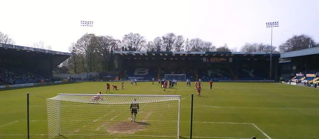 Gigg Lane, sân nhà của Bury FC, nhìn từ góc độ kiến trúc và lịch sử phát triển