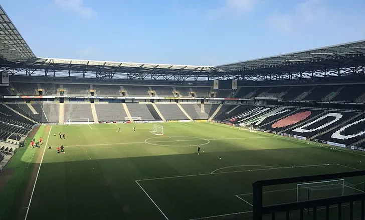 Góc nhìn bao quát từ khán đài chính của Stadium MK, cho thấy tầm nhìn tuyệt vời ra sân cỏ