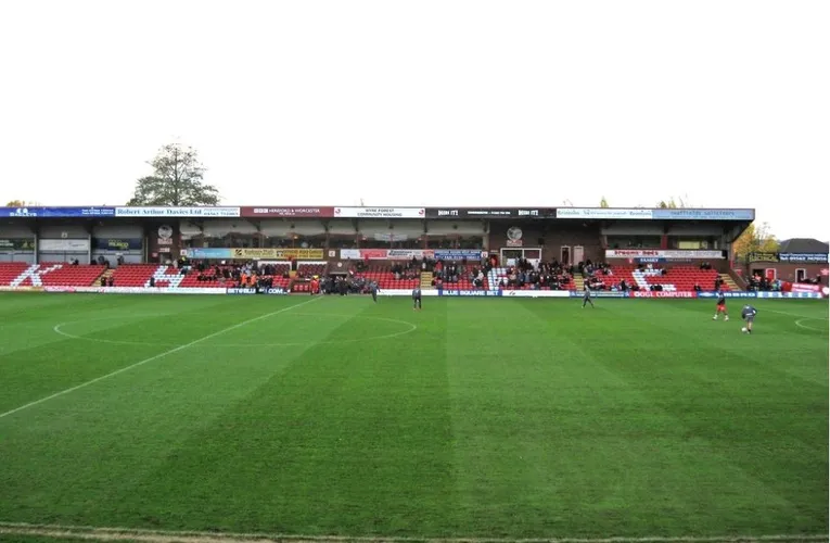 Góc nhìn cận cảnh khán đài phía Tây (West Stand) của sân Aggborough, nơi đặt khán đài chính