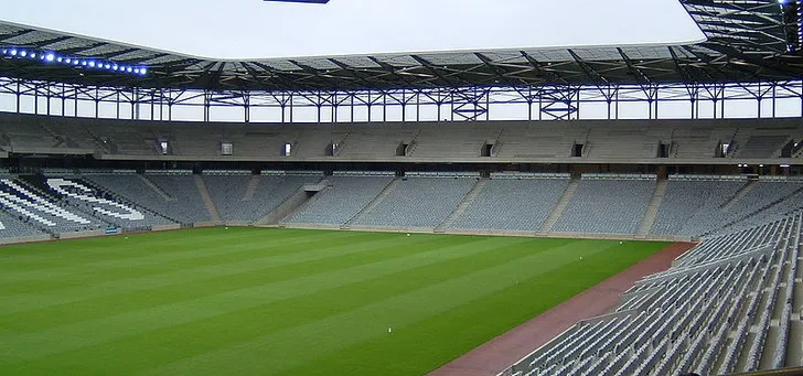 Góc nhìn khán đài phía Nam của Stadium MK, thể hiện sự mở rộng và quy mô hiện đại của sân