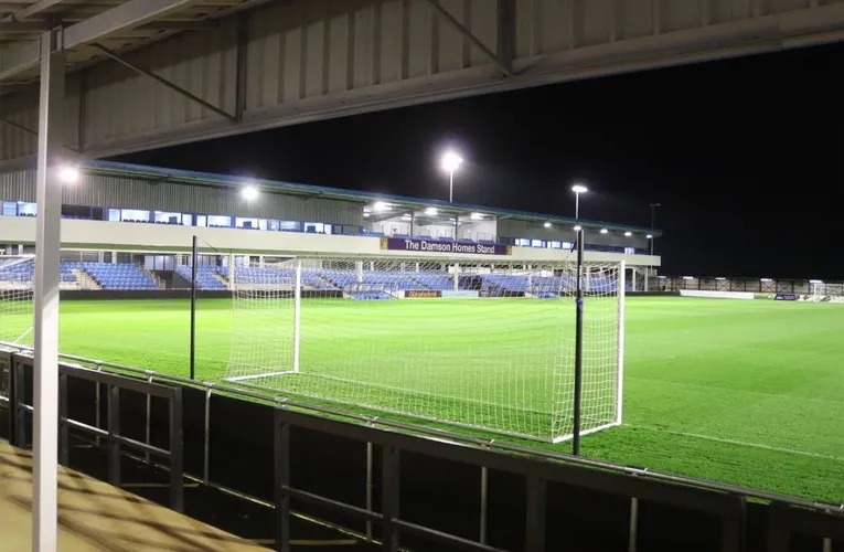 Góc nhìn khán đài tại sân Damson Park, nơi người hâm mộ Solihull Moors hòa mình vào trận đấu