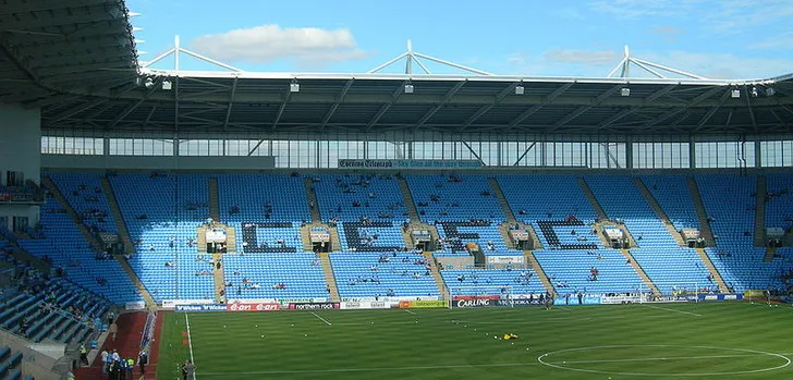Góc nhìn rộng toàn cảnh khán đài bên trong Sân vận động Coventry Building Society Arena, cho thấy kiến trúc hiện đại.
