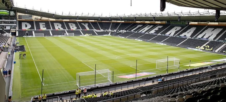 Góc nhìn sân vận động Pride Park từ khán đài, hướng về mặt cỏ