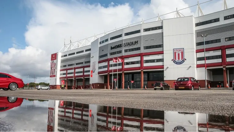 Góc nhìn toàn cảnh bên ngoài sân vận động Bet365 Stadium, nơi diễn ra các trận đấu bóng đá Anh