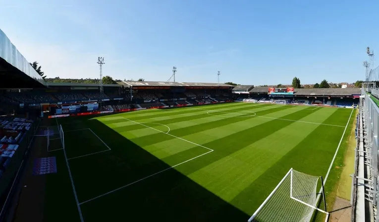 Góc nhìn toàn cảnh sân Kenilworth Road từ khán đài