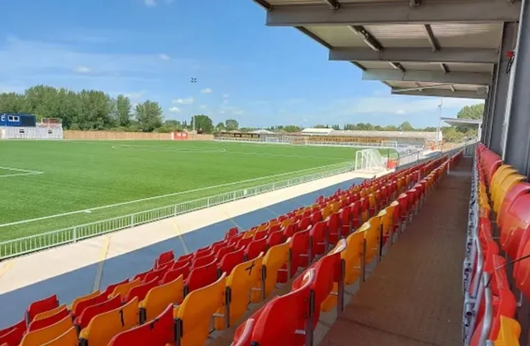 Góc nhìn toàn cảnh từ khán đài sân Meadow Park, Gloucester