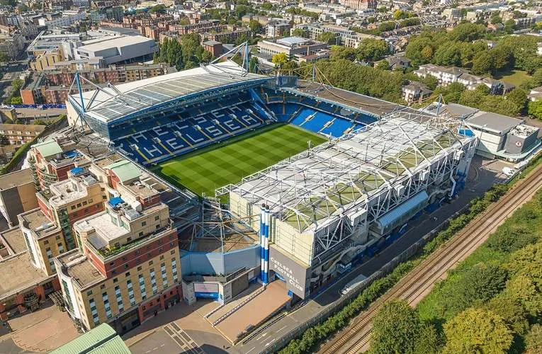 Góc nhìn trên không toàn cảnh sân Stamford Bridge, nổi bật giữa khu vực đô thị tại Fulham, London