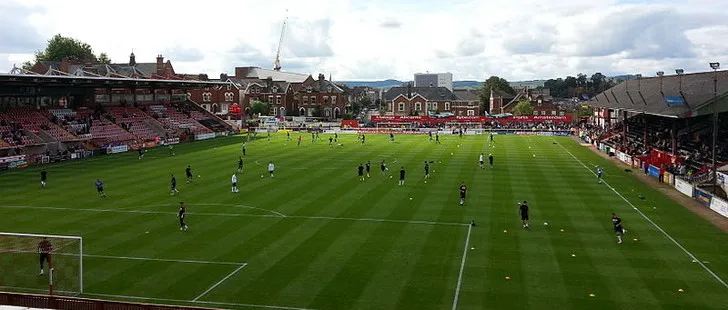 Góc nhìn từ khán đài Big Bank Stand sôi động tại sân vận động St. James Park Exeter