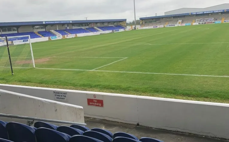 Góc nhìn từ khán đài chính ra sân cỏ Deva Stadium, nơi diễn ra các trận đấu hấp dẫn của Chester FC.