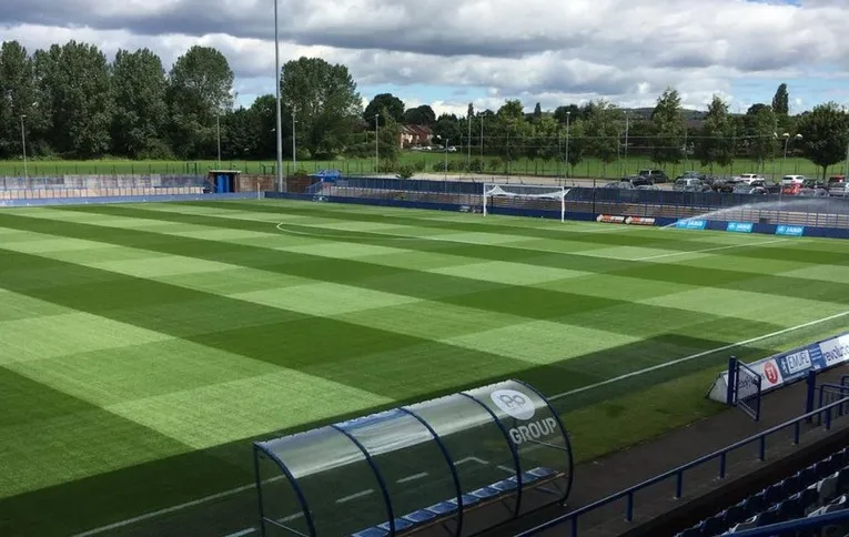 Góc nhìn từ khán đài chính tại sân Tameside của Curzon Ashton
