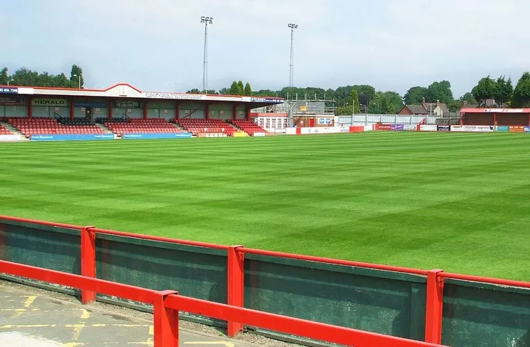 Góc nhìn từ khán đài chính tại sân vận động The Lamb Ground, Tamworth, bao quát toàn bộ sân cỏ.