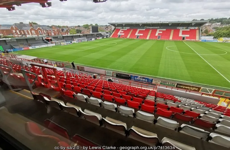 Góc nhìn từ khán đài ra sân cỏ tại St. James Park Exeter, sân nhà của Exeter City