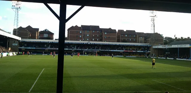 Góc nhìn từ khán đài sân Roots Hall, cho thấy toàn cảnh mặt sân và khán giả trong một trận đấu