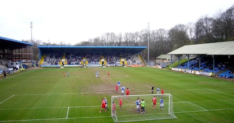 Góc nhìn từ khán đài South Stand tại The Shay, nơi cổ động viên nhà FC Halifax Town tạo nên không khí sôi động