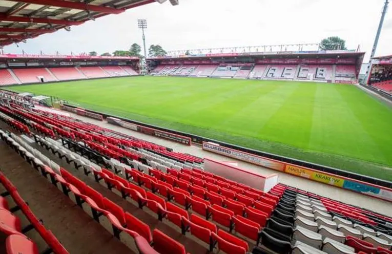 Góc nhìn từ khán đài xuống sân cỏ Vitality Stadium, nơi diễn ra các trận đấu của AFC Bournemouth.