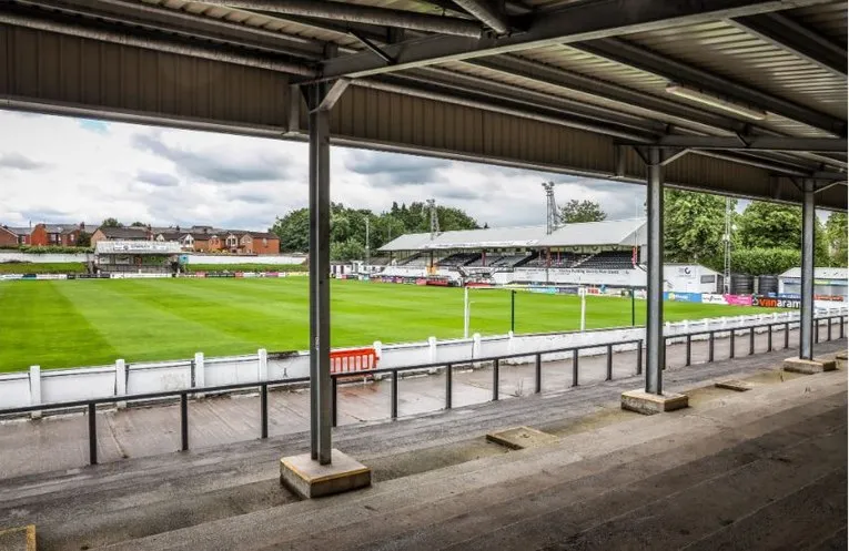Góc nhìn từ khu khán đài đứng Pilling Lane End tại Victory Park, Chorley FC
