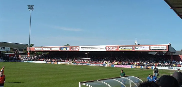 Góc nhìn từ khu vực huấn luyện viên tại sân Bootham Crescent.