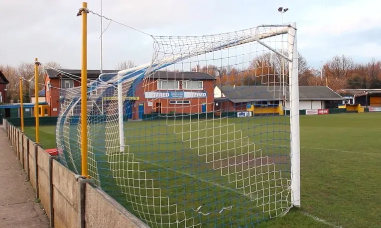 Góc nhìn từ khu vực khán đài đứng tại Cantilever Park, cho thấy tầm nhìn ra sân thi đấu của Warrington Town FC.