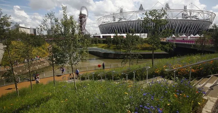 Góc nhìn từ khu vườn ra sân London Stadium, nơi tổ chức các trận đấu Ngoại Hạng Anh của West Ham