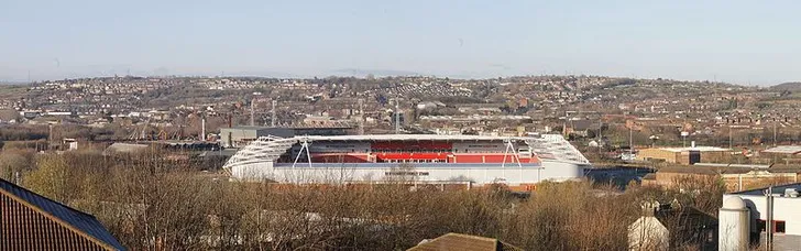 Góc nhìn từ một phía sân New York Stadium, cho thấy kiến trúc hiện đại và tiềm năng mở rộng trong tương lai