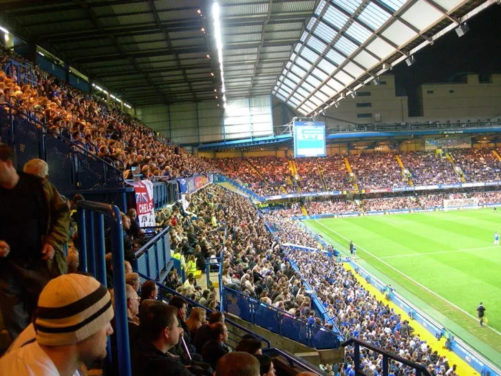 Góc nhìn từ một trong các khán đài tại sân Stamford Bridge, thể hiện tầm nhìn rõ ràng ra mặt cỏ xanh mướt