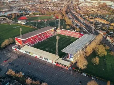 Góc nhìn từ trên cao của sân vận động The County Ground, mái nhà lịch sử của Swindon Town FC