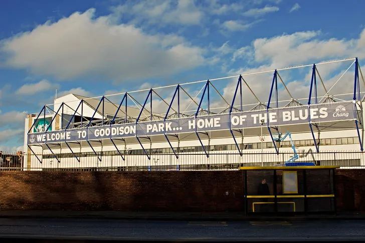 Goodison Park nhìn từ đường, khung cảnh đặc trưng của sân bóng đá truyền thống