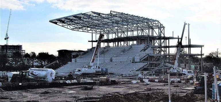 Gtech Community Stadium đang được xây dựng