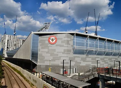 Gtech Community Stadium toàn cảnh từ trên cao