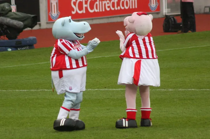 Hai linh vật đáng yêu của CLB Stoke City: Pottermus Hippo và Pottermiss Hippo