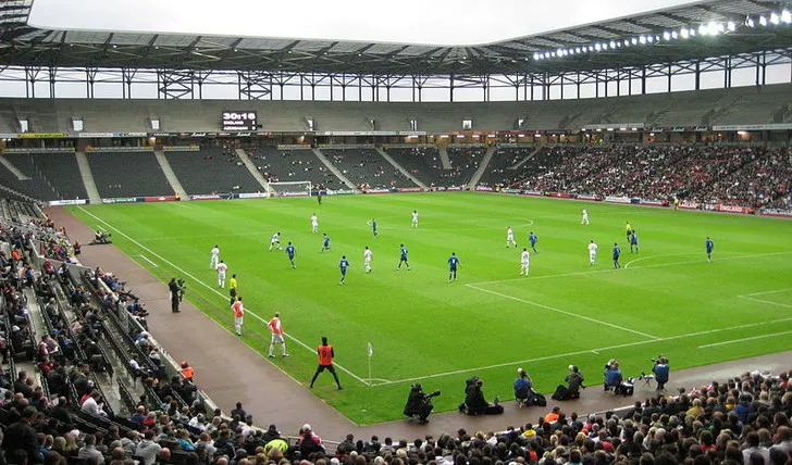 Hàng ghế trống trải trên khán đài của Stadium MK, chờ đón những trận đấu sôi động