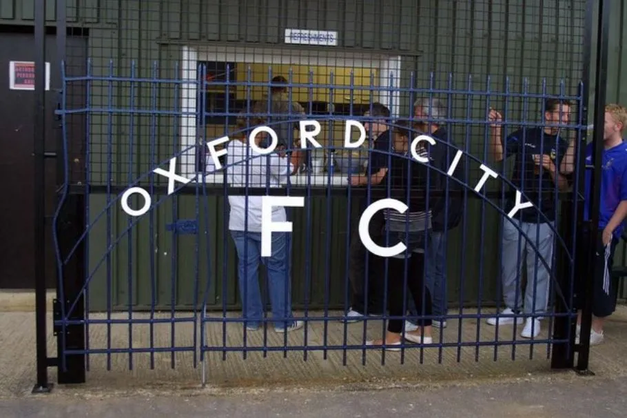 Hàng rào sân vận động của câu lạc bộ Oxford City FC, thể hiện một phần cơ sở vật chất của sân