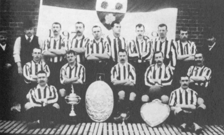 Hành trình lịch sử vinh quang của Câu lạc bộ Southampton FC qua các giai đoạn, từ những thành công ở FA Cup đến vị thế trụ cột Premier League, thể hiện sự kiên cường và tinh thần chiến đấu của &quot;The Saints&quot;.