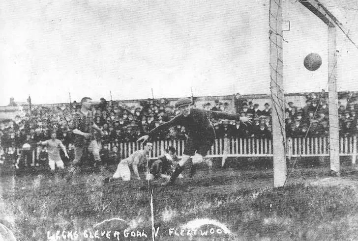 Hình ảnh đen trắng cầu thủ Tranmere Rovers trong trận đấu năm 1914 tại Prenton Park, ghi lại khoảnh khắc lịch sử