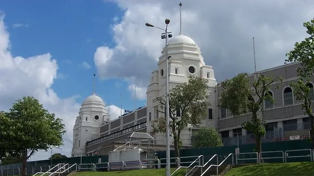 Hình ảnh hai tháp đôi huyền thoại, biểu tượng của Sân vận động Wembley cũ