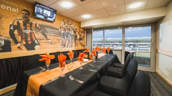 Hình ảnh hộp khách sạn VIP tại sân vận động MKM, với ghế ngồi thoải mái và tầm nhìn lý tưởng ra sân.