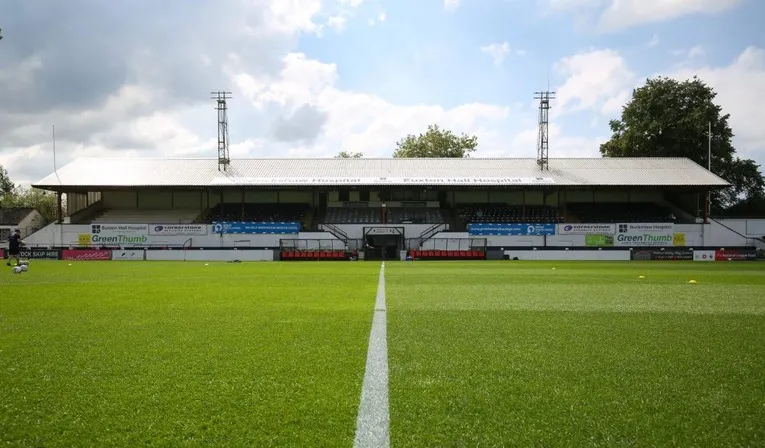 Hình ảnh khán đài chính (Main Stand) của sân vận động Victory Park sau khi được xây dựng lại, biểu tượng sức sống của Chorley FC