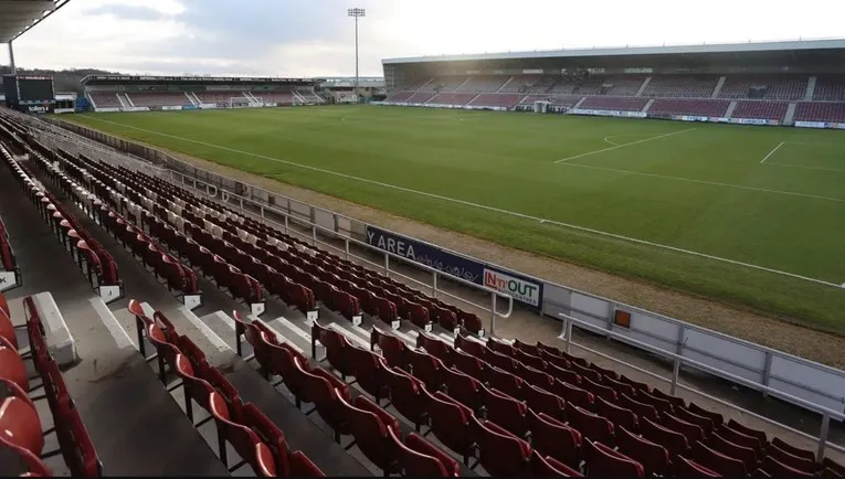 Hình ảnh khán đài Sixfields Stadium từ bên trong sân