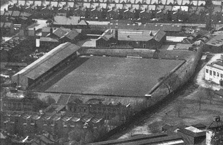 Hình ảnh lịch sử sân vận động Loftus Road, minh họa sự thay đổi và phát triển qua các thập kỷ