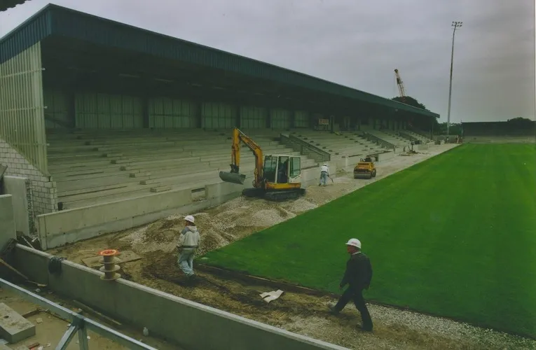 Hình ảnh lịch sử về quá trình xây dựng hoặc phát triển của Deva Stadium, biểu tượng của sự hồi sinh bóng đá Chester.