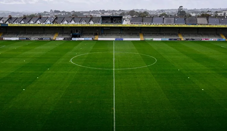 Hình ảnh mặt cỏ sân vận động Plainmoor, nơi Torquay United thi đấu các trận đấu tại giải bóng đá Anh.