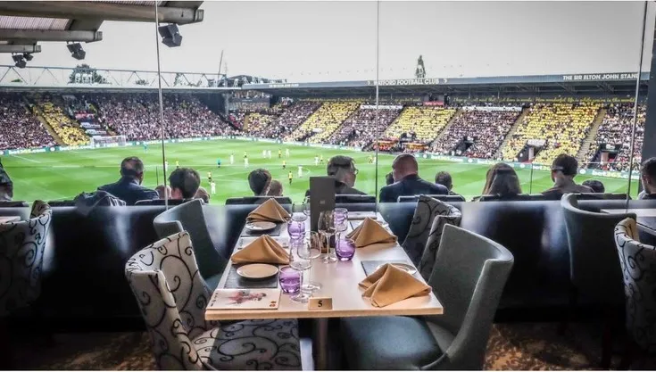 Hình ảnh một hộp dịch vụ hiếu khách (hospitality box) tại sân Vicarage Road