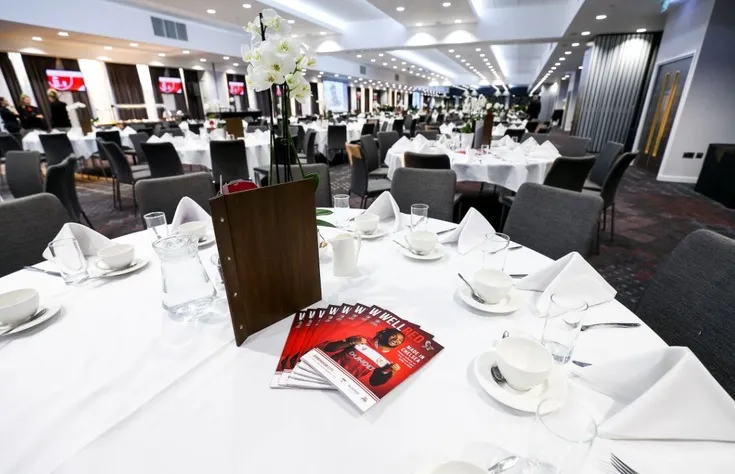 Hình ảnh một sảnh tiếp khách sang trọng, hiện đại tại sân vận động Ashton Gate