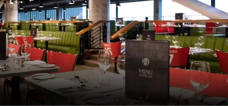 Hình ảnh nội thất sang trọng của khu vực hospitality tại Old Trafford, thể hiện sự đẳng cấp