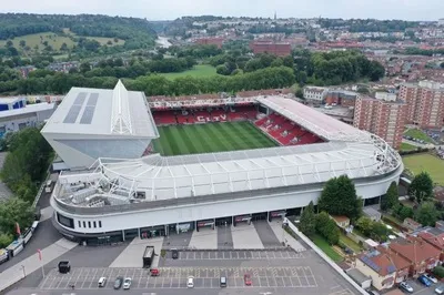 Hình ảnh sân vận động Ashton Gate nhìn từ trên cao, toát lên vẻ rộng lớn và hiện đại