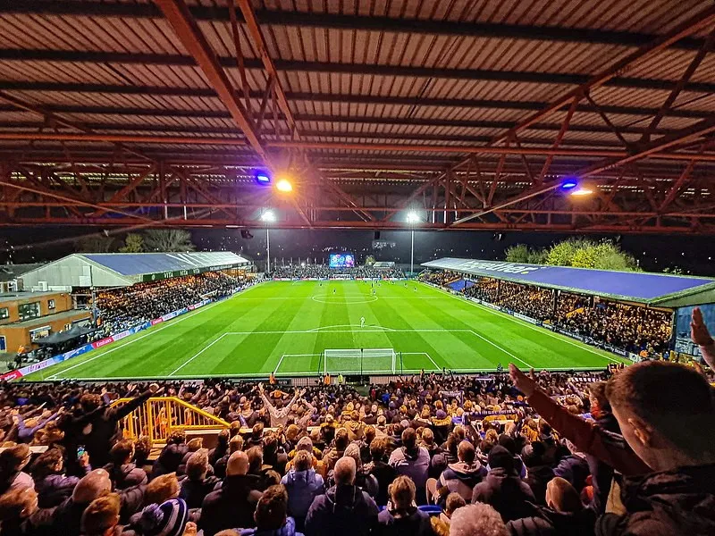 Hình ảnh toàn bộ sân Edgeley Park nhìn từ trên cao, cho thấy rõ các khán đài và mặt sân thi đấu