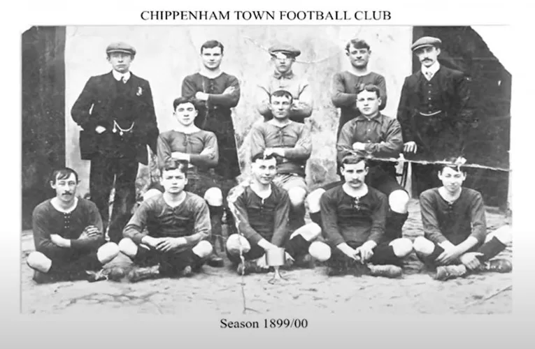 Hình ảnh tư liệu về lịch sử câu lạc bộ Chippenham Town FC, thể hiện sự lâu đời của đội bóng