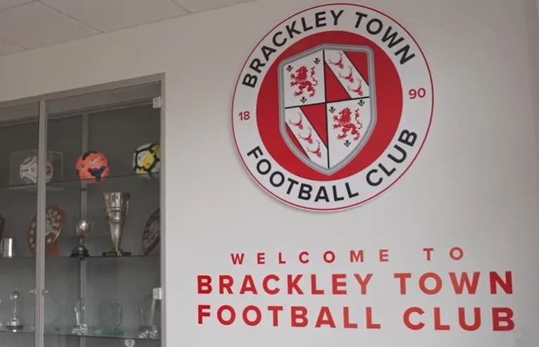 Huy hiệu chính thức của câu lạc bộ Brackley Town FC, biểu tượng lịch sử lâu đời trong bóng đá Anh.