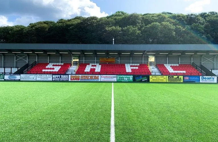 Khán đài Adverset tại sân vận động Flamingo Land Stadium, nơi khán giả Scarborough Athletic theo dõi trận đấu