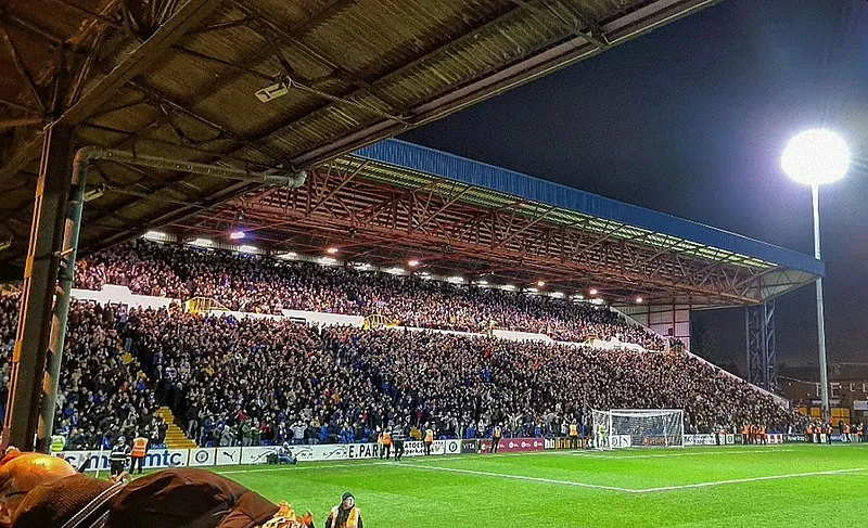 Khán đài Cheadle End tại sân Edgeley Park với đông đảo cổ động viên cổ vũ trong một trận đấu